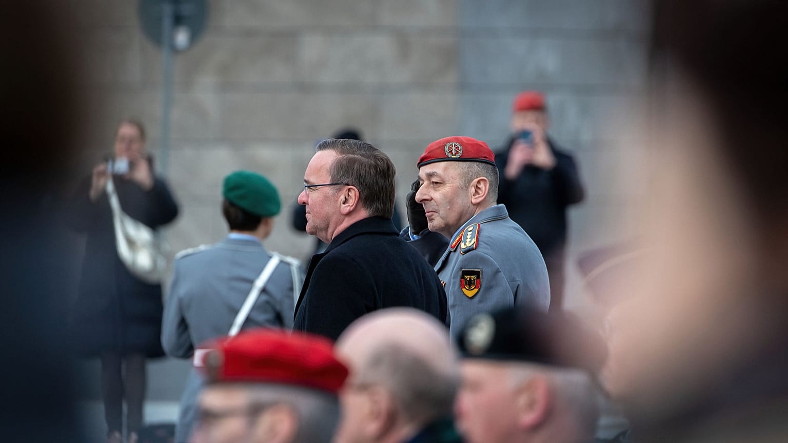 Bundesminister der Verteidigung, Pistorius, begrüßt General Carsten Breuer als neuen Generalinspekteur der Bundeswehr mit militärischen Ehren im BMVg in Berlin, am 17.03.2023