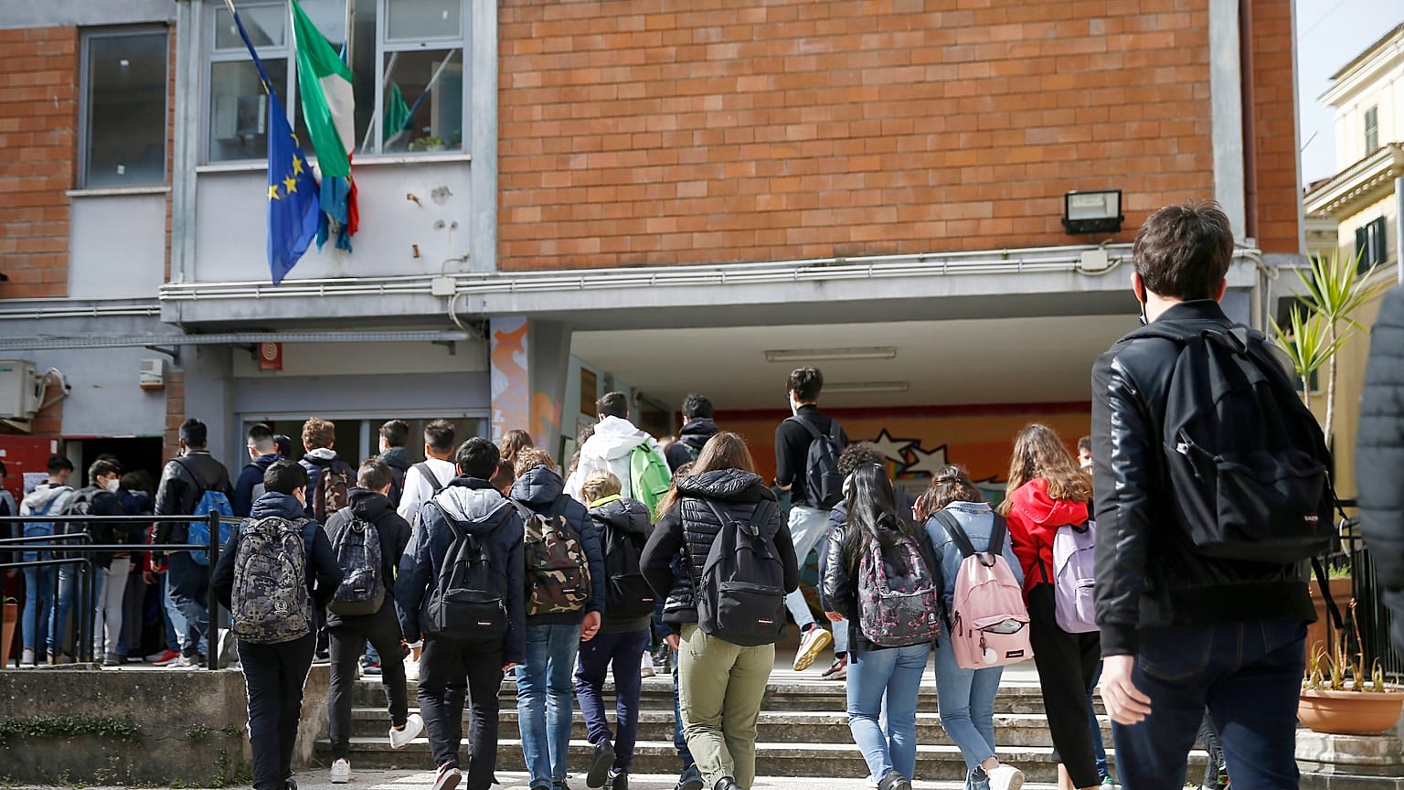 Studenti delle scuole superiori entrano a scuola dopo mesi di presenza limitata in aula, a Roma, lunedì 26 aprile 2021