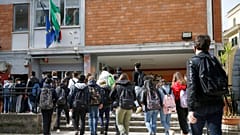 Des lycéens entrent en classe après des mois de présence limitée, à Rome, le lundi 26 avril 2021