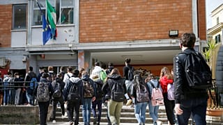Des lycéens entrent en classe après des mois de présence limitée, à Rome, le lundi 26 avril 2021