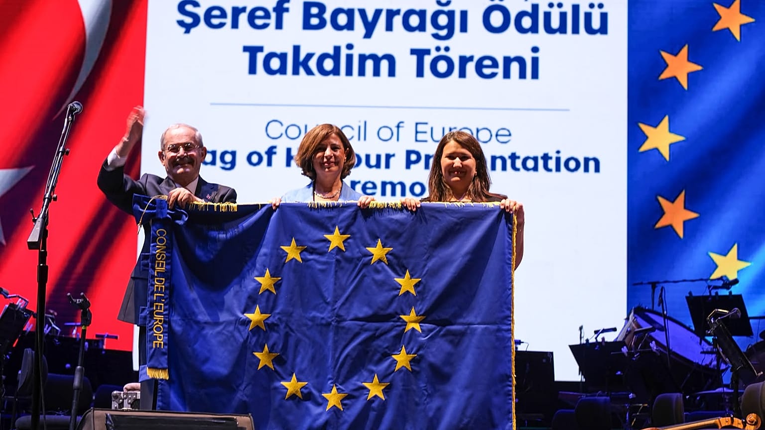 Başkan Ünlüce, Şeref Bayrağı’nı Büyükerşenile birlikte teslim aldı.