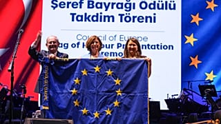 Başkan Ünlüce, Şeref Bayrağı’nı Büyükerşenile birlikte teslim aldı.