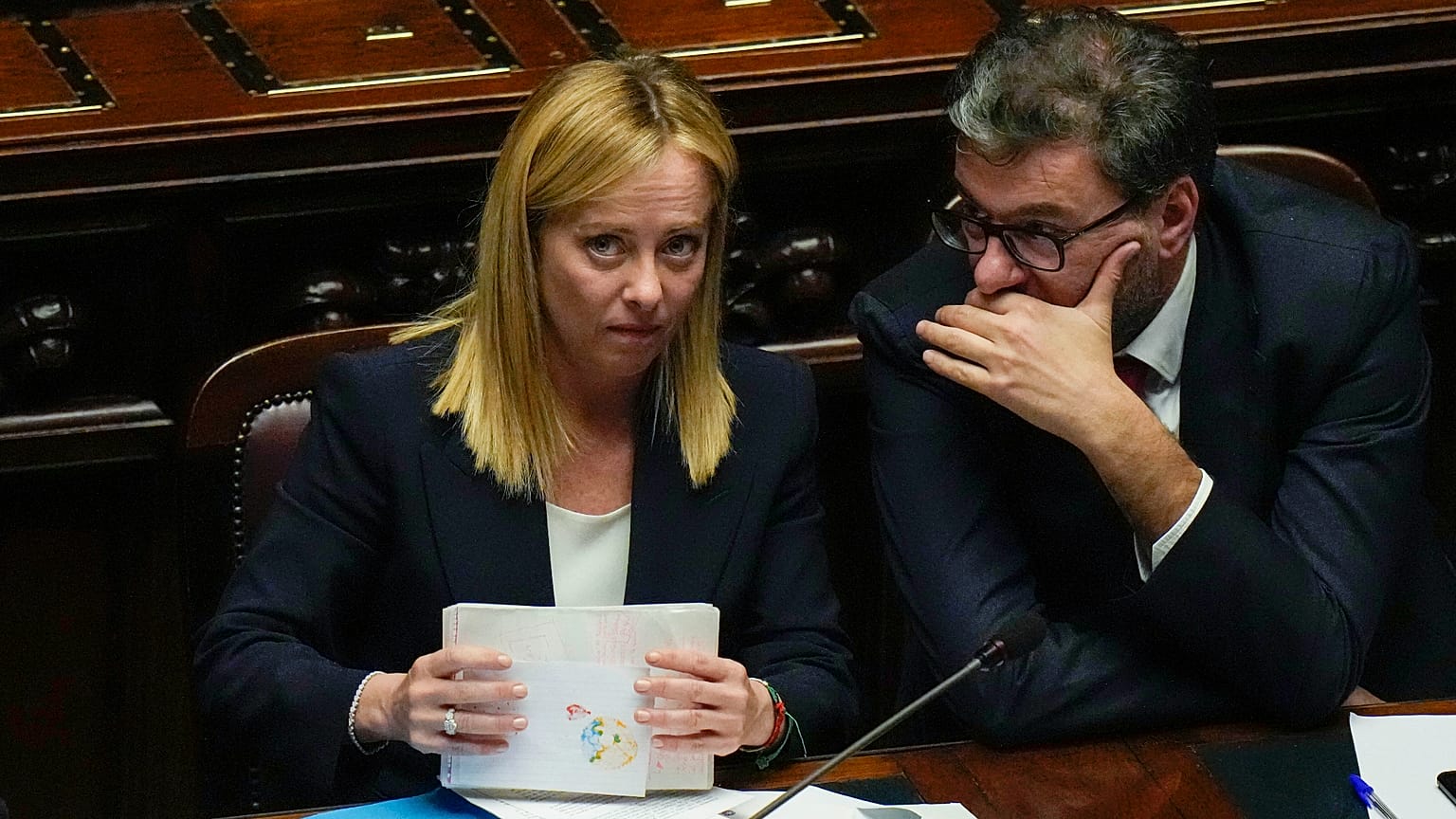 Premier Włoch Giorgia Meloni (z lewej) rozmawia z ministrem gospodarki i finansów Giancarlo Giorgettím przed głosowaniem wotum zaufania dla rządu, 25 października 2022 r.