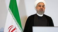 الرئيس الإيراني حسن روحاني يتحدث إلى وسائل الإعلام خلال مؤتمر صحفي مشترك مع الرئيس الفيدرالي السويسري آلان بيرسيه في برن، سويسرا، يوم الثلاثاء 3 يوليو 2018. (بيتر كلاونزر/كيست