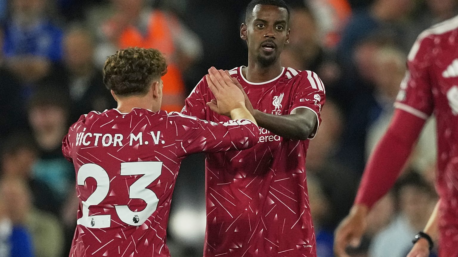 Liverpool'dan Alexander Isak (sağda), Ipswich Town ile oynanan İngiliz Premier Lig futbol maçında gol attıktan sonra Victor Munoz ile kutlama yapıyor, 4 Eylül 2026.