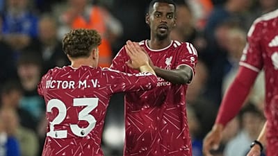 Liverpool'dan Alexander Isak (sağda), Ipswich Town ile oynanan İngiliz Premier Lig futbol maçında gol attıktan sonra Victor Munoz ile kutlama yapıyor, 4 Eylül 2026.