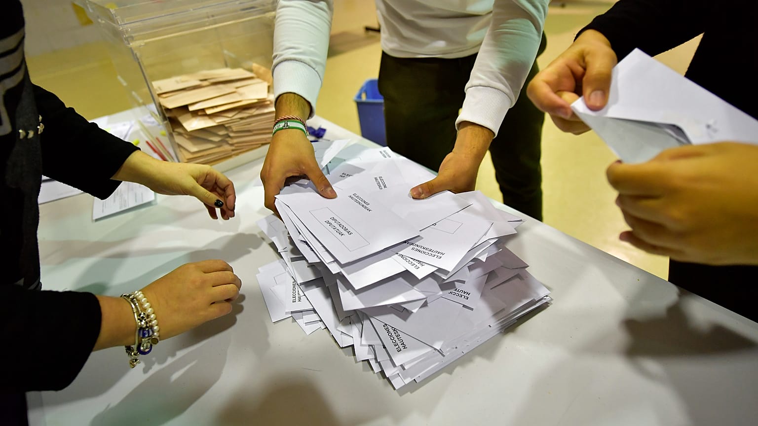 ARCHIVO: Manejo de las papeletas en un centro electoral.