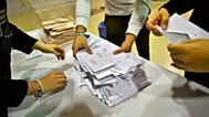 ARCHIVO: Manejo de las papeletas en un centro electoral.