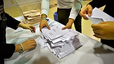 ARCHIVO: Manejo de las papeletas en un centro electoral.