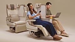 Τα καθίσματα premium economy της Emirates διαθέτουν ρυθμιζόμενο διαχωριστικό ιδιωτικότητας