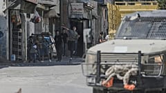فلسطينيون يرشقون جنوداً إسرائيليين بالحجارة خلال اقتحام مخيم عسكر قرب نابلس في الضفة الغربية، 4 أيلول 2026.