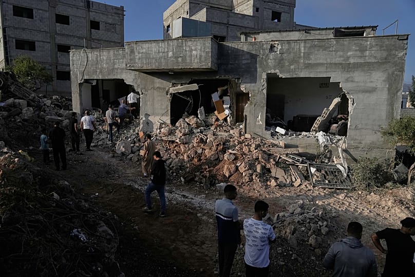 فلسطينيون يتفقدون منزل عبد الكريم سليمان المدمر جزئياً في بلدة عقربا جنوب شرقي نابلس، 8 أيلول 2026.