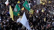 مقاتلو حزب الله يحملون نعوش أربعة من رفاقهم الشهداء خلال موكب جنازتهم في الضاحية الجنوبية لبيروت، لبنان، الأربعاء 18 سبتمبر/أيلول 2024. (صورة من وكالة أسوشييتد برس/بلال حسين)