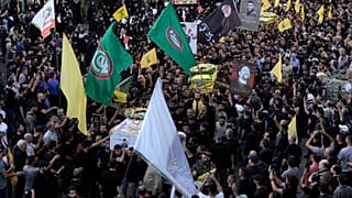 مقاتلو حزب الله يحملون نعوش أربعة من رفاقهم الشهداء خلال موكب جنازتهم في الضاحية الجنوبية لبيروت، لبنان، الأربعاء 18 سبتمبر/أيلول 2024. (صورة من وكالة أسوشييتد برس/بلال حسين)