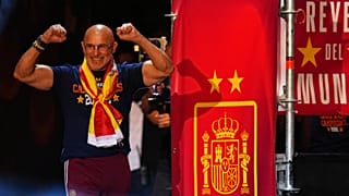 El seleccionador español de fútbol, ​​Luis de la Fuente, durante las celebraciones con la selección nacional en la Plaza de Cibeles, en Madrid, el 20 de julio de 2026.