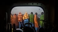 ينظر اللاجئون والمهاجرون الأفارقة، معظمهم من السودان والسنغال، إلى البحر على متن سفينة الإنقاذ الإسبانية غير الحكومية