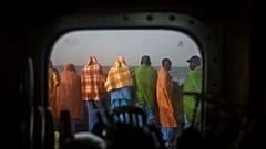 ينظر اللاجئون والمهاجرون الأفارقة، معظمهم من السودان والسنغال، إلى البحر على متن سفينة الإنقاذ الإسبانية غير الحكومية