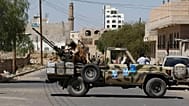 ARCHIVO: Un miembro del grupo hutí maneja una ametralladora montada en un camión militar en Saná, 20 de octubre de 2014