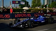 Испанский пилот команды Williams Карлос Сайнс ведет свой болид во время демонстрации будущей городской трассы Формулы-1 в Мадриде 7 июня 2025 года.