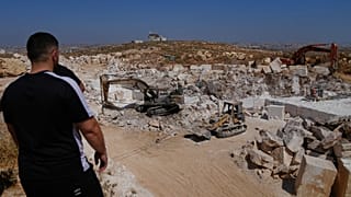 محل حمله و اقدامات خشونت‌آمیز شهرک‌نشینان اسرائیلی در شهر اَس‌ساموع، در نزدیکی الخلیل، بررسی می‌کنند؛ جمعه ۲۱ اوت ۲۰۲۶