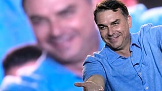 O candidato à presidência do Brasil, Flávio Bolsonaro, participa na convenção do Partido Liberal antes das eleições presidenciais
