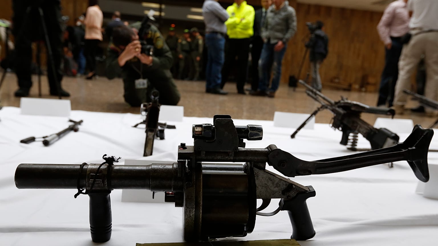 Las armas incautadas se exhiben ante la prensa en la jefatura de policía de Bogotá, Colombia. Archivo