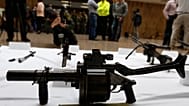 Las armas incautadas se exhiben ante la prensa en la jefatura de policía de Bogotá, Colombia. Archivo