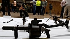 Las armas incautadas se exhiben ante la prensa en la jefatura de policía de Bogotá, Colombia. Archivo