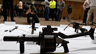 Las armas incautadas se exhiben ante la prensa en la jefatura de policía de Bogotá, Colombia. Archivo