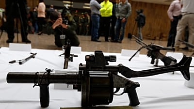 Las armas incautadas se exhiben ante la prensa en la jefatura de policía de Bogotá, Colombia. Archivo