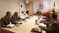 El rey Felipe VII se dirige a varios mandos militares ante la presencia, a su derecha, de la ministra de Defensa, Margarita Robles