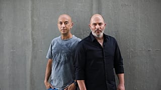 Na zdjęciu z czwartku 30 maja 2019 r. współtwórcy izraelskiego serialowego hitu „Fauda” Avi Issacharoff (z lewej) i Lior Raz pozują w Tel Awiwie, Izrael.