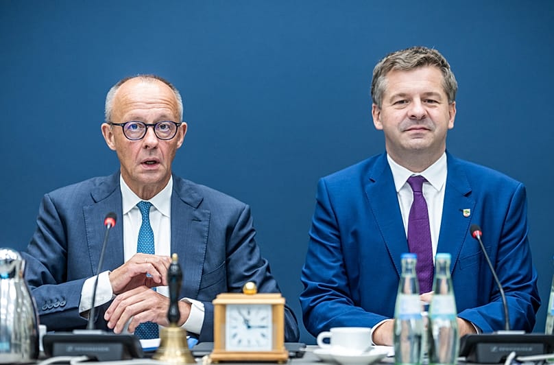 Der noch amtierende Ministerpräsident von Sachsen-Anhalt Sven Schulze und Bundeskanzler Friedrich Merz bei einer gemeinsamen Pressekonferenz am Montag.