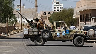 صورة أرشيفية - متمرد حوثي شيعي يشغل مدفع رشاش مثبت على شاحنة عسكرية في صنعاء، اليمن، الاثنين 20 أكتوبر 2014. (صورة من وكالة أسوشيتد برس/هاني محمد، أرشيفية)
