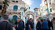 تجمّع صحفيون تونسيون بعد مؤتمر صحفي عقدته الرابطة التونسية للدفاع عن حقوق الإنسان للتنديد بالقرارات الأخيرة التي اتخذها الرئيس قيس سعيد بتعليق أنشطة العديد من الجمعيات التونسي