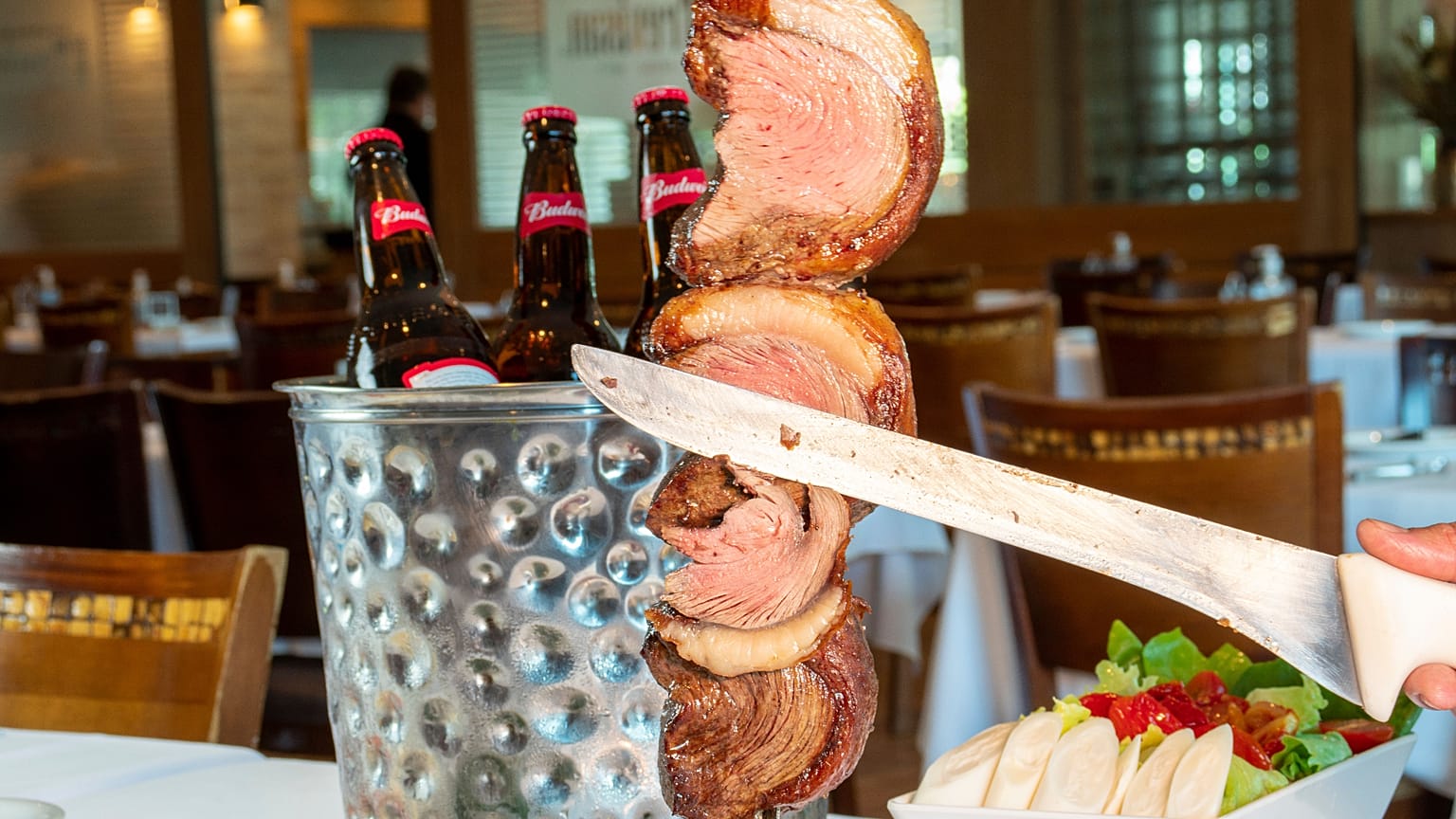 Churrasco brasileiro e cerveja fresca. São Paulo