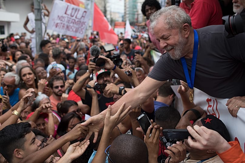 ARQUIVO (07.12.2017) Luiz Inácio Lula da Silva estende a mão para cumprimentar os apoiantes durante um comício de campanha