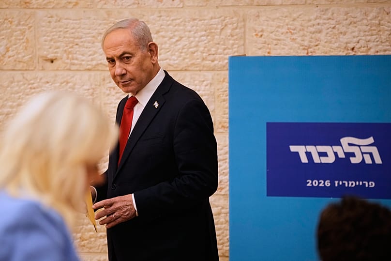 رئيس الوزراء الإسرائيلي بنيامين نتنياهو يدلي بصوته في الانتخابات التمهيدية لحزب الليكود، 17 آب 2026.