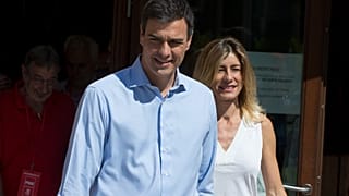 ARCHIVO: Begoña Gómez, junto a su marido, el presidente Pedro Sánchez, al salir de un colegio electoral en Madrid, el 25 de junio de 2016.