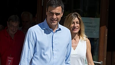 ARCHIVO: Begoña Gómez, junto a su marido, el presidente Pedro Sánchez, al salir de un colegio electoral en Madrid, el 25 de junio de 2016.