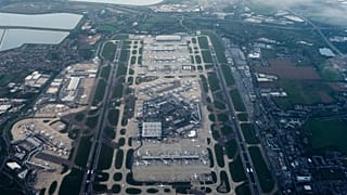 Der Flughafen Heathrow, aus einem Flugzeug fotografiert, am sechsten Oktober 2025 über London.