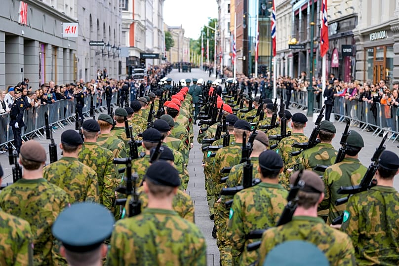tropas marcham no centro de Oslo antes de o caixão do falecido rei Harald V ser transportado do Palácio para a Catedral de Oslo, a 8 de setembro de 2026