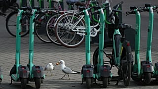 E-Scooter auf Gehwegen - an vielen Stellen ein Hindernis