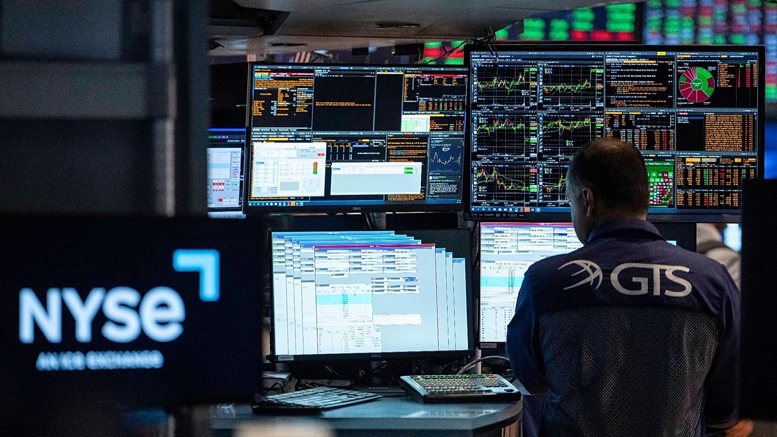 متخصص، در حال کار در تالار بورس نیویورک، پنجشنبه، ۲۷ آگوست ۲۰۲۶، در نیویورک