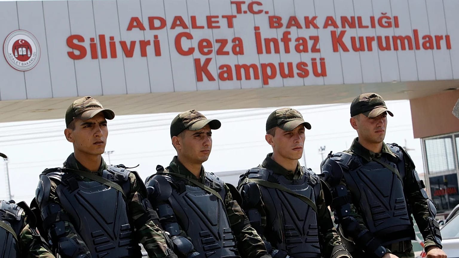 ARŞİV: Silivri cezaevinin girişinde kolluk kuvvetleri.  20 Temmuz 2009