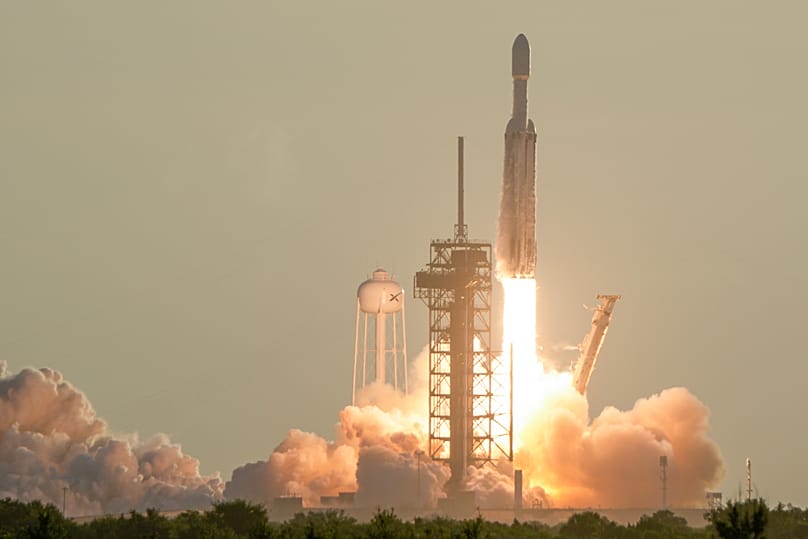 Eine Falcon-Heavy-Rakete von SpaceX mit dem Weltraumteleskop Roman startet vom Kennedy Space Centre, 30. August 2026