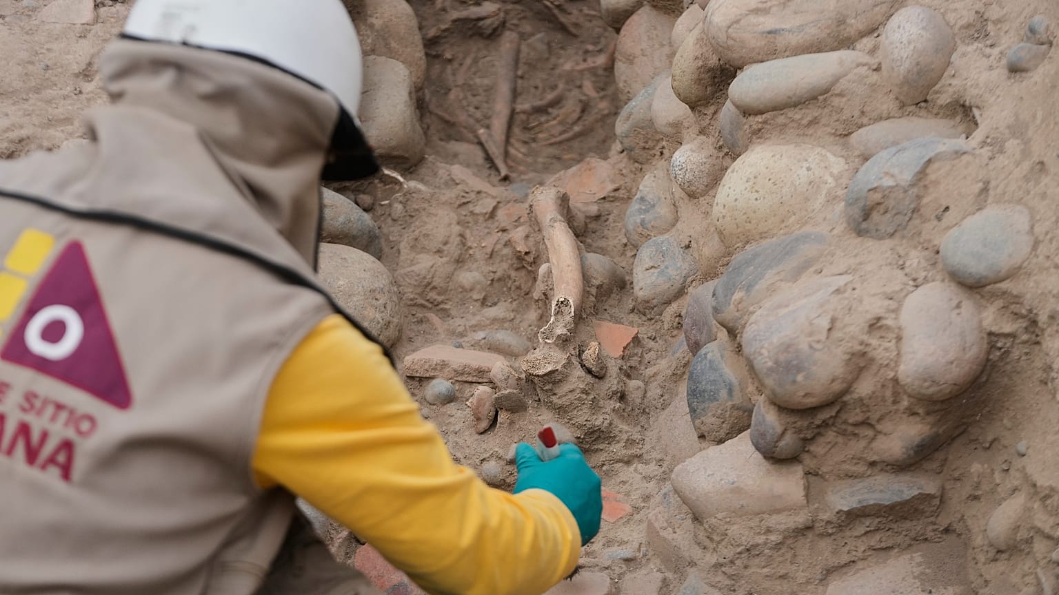Un archéologue met au jour des vestiges de la culture Lima à Huaca Pucllana, à Lima (Pérou), mardi 18 août 2026.