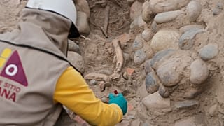 Ein Archäologe legt Überreste der Lima-Kultur in der Huaca Pucllana in Lima, Peru, frei, am Dienstag, 18. August 2026.