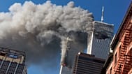 ARCHIV: Rauch steigt aus den brennenden Zwillingstürmen des World Trade Centers auf, 11. September 2001