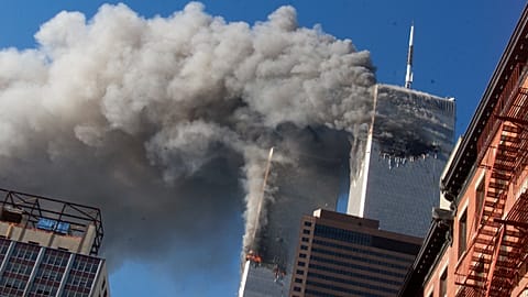 ARCHÍV: Füst száll fel a lángoló ikertornyokból a World Trade Centerben, 2001. szeptember 11-én